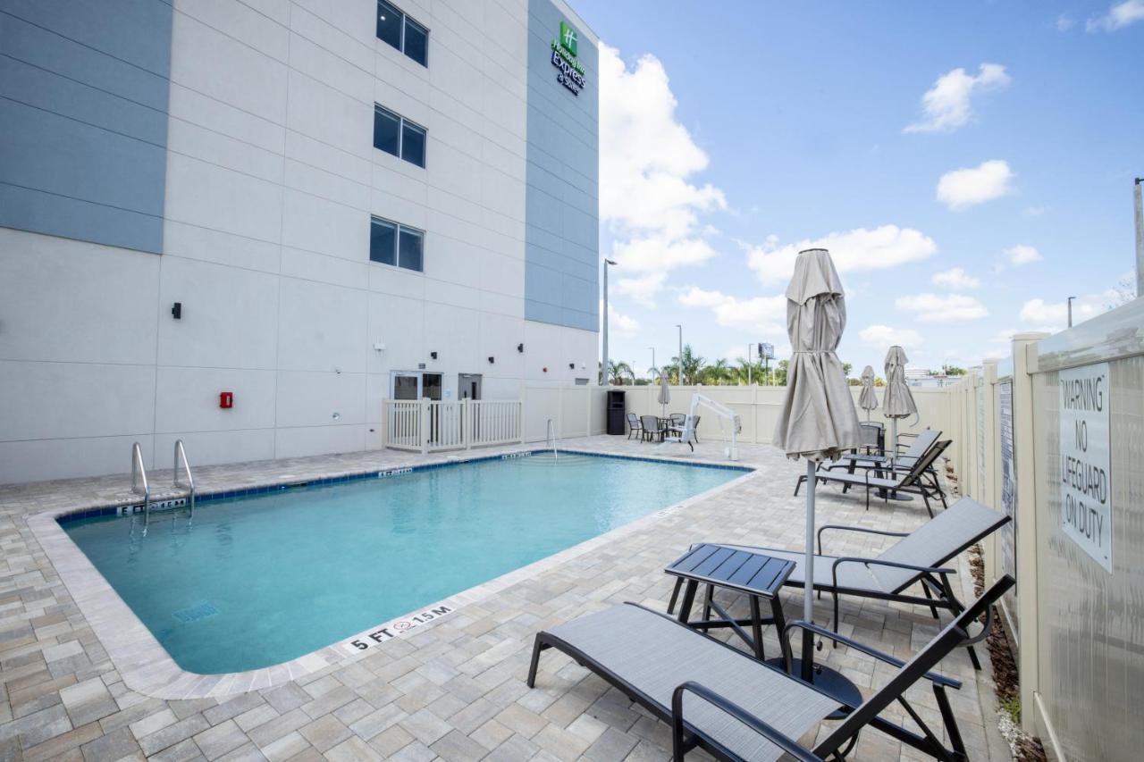 Holiday Inn Express & Suites Tampa Stadium - Airport Area By Ihg Zewnętrze zdjęcie